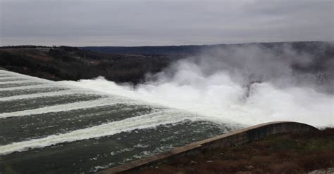 Apr 27, 2011 · LAKE TENKILLER, Oklahoma -- The U.S. Army Corps of Engineers is releasing 13,700 cubic feet of water per second through the main spillway gates at Lake Tenkiller's dam. 